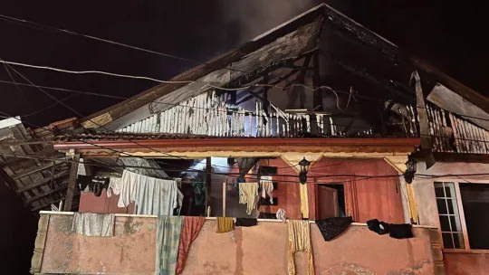 Çatıda çıkan yangın itfaiye ekiplerince söndürüldü