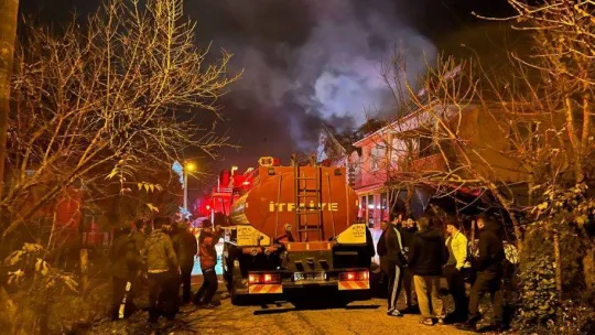 Çatıda çıkan yangın itfaiye ekiplerince söndürüldü