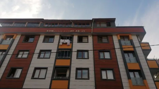 Çatıda süs bitkileri yandı, çıkan dumanlar paniğe sebep oldu