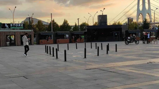 Çatıdan çatıya zıplayan çocuklar vatandaşları korkuttu