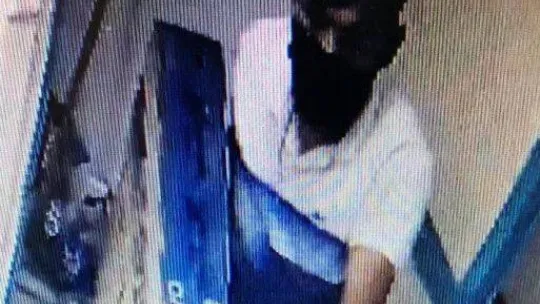 Çekçekli arabayla geldiler, bilgisayar monitörü çaldılar