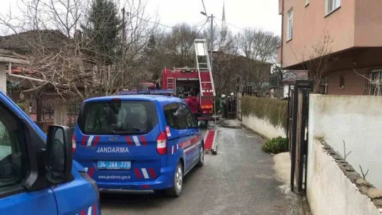 Çekmeköy'de 2 katlı binada korkutan yangın