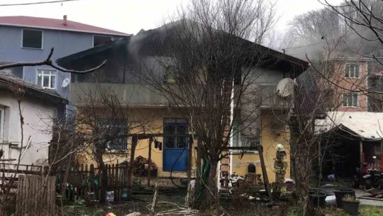 Çekmeköy'de 2 katlı binada korkutan yangın