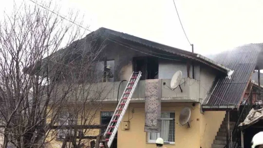 Çekmeköy'de 2 katlı binada korkutan yangın
