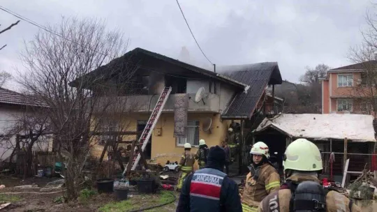 Çekmeköy'de 2 katlı binada korkutan yangın