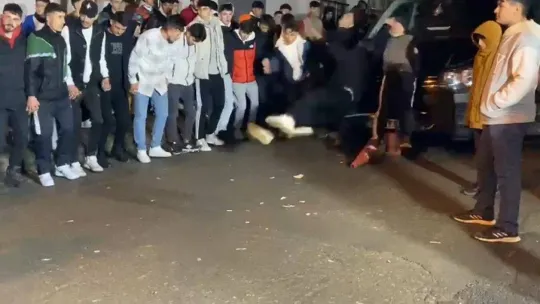 Çekmeköy'de halay çekenlerin arasına minibüsün daldığı anlar kamerada