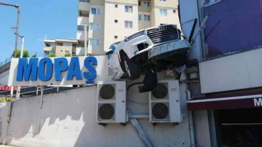 Çekmeköy'de virajı dönen otomobil dükkan önündeki kadını altına aldı: 1 ölü