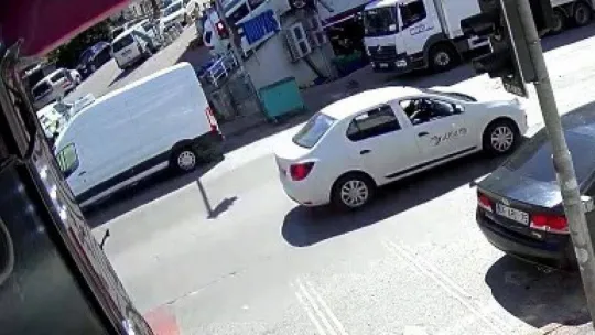 Çekmeköy'de virajı dönen otomobil dükkan önündeki kadını altına aldı: 1 ölü