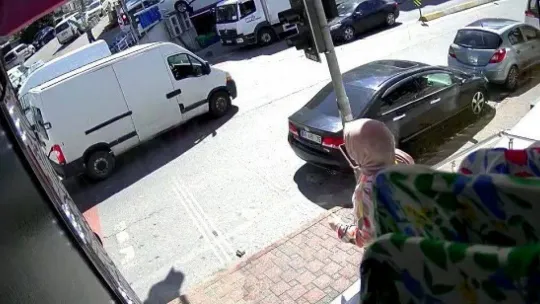 Çekmeköy'de virajı dönen otomobil dükkan önündeki kadını altına aldı: 1 ölü