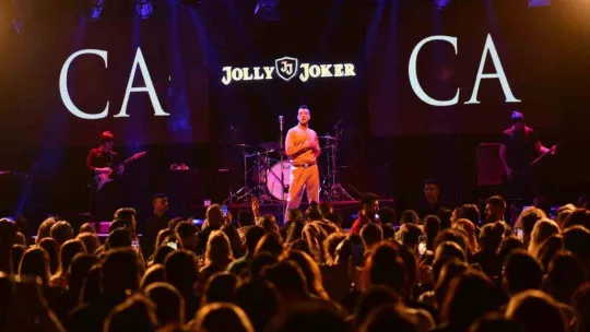 Cem Adrian şarkılarıyla Bursa'yı mest etti