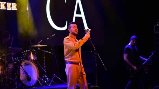 Cem Adrian şarkılarıyla Bursa'yı mest etti