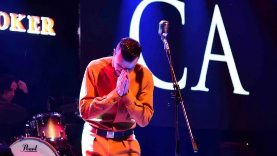 Cem Adrian şarkılarıyla Bursa'yı mest etti