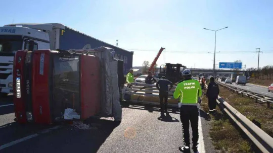 Çerkezköy yolunda kamyonet devrildi