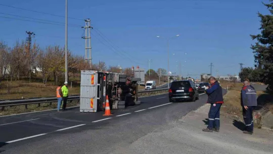 Çerkezköy yolunda kamyonet devrildi