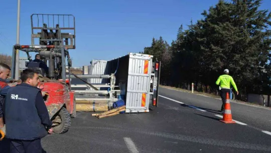 Çerkezköy yolunda kamyonet devrildi