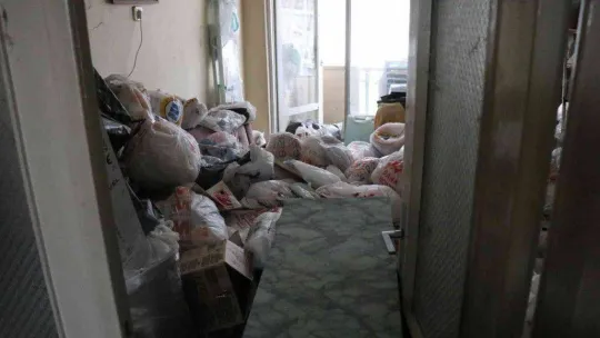 Cesedin bulunduğu o evden bir kamyon çöp çıktı