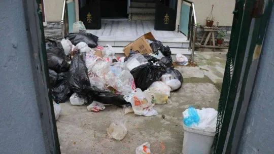 Cesedin bulunduğu o evden bir kamyon çöp çıktı