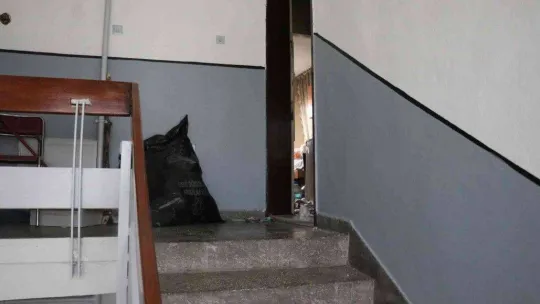 Cesedin bulunduğu o evden bir kamyon çöp çıktı