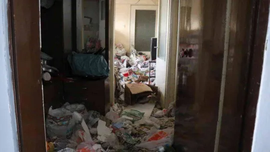 Cesedin bulunduğu o evden bir kamyon çöp çıktı