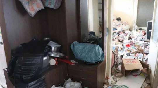 Cesedin bulunduğu o evden bir kamyon çöp çıktı