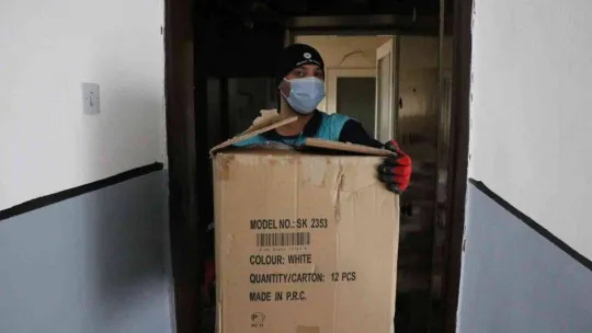 Cesedin bulunduğu o evden bir kamyon çöp çıktı