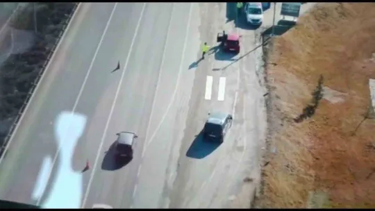 Ceza yememek için direksiyonda yer değiştirdiler, ama drondan kaçamadılar