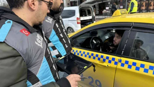 Ceza yiyince sinirlenen taksici gazetecilerin yakınından hızlı geçince bir ceza daha yedi