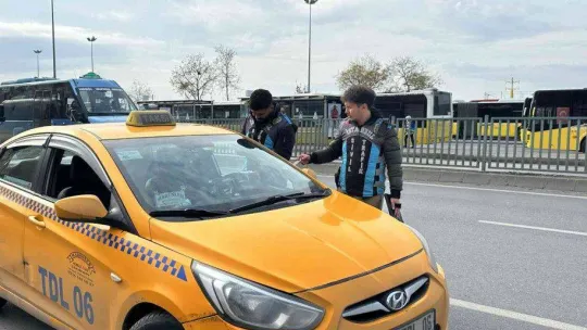 Ceza yiyince sinirlenen taksici gazetecilerin yakınından hızlı geçince bir ceza daha yedi