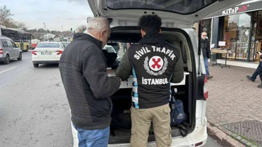 Ceza yiyince sinirlenen taksici gazetecilerin yakınından hızlı geçince bir ceza daha yedi