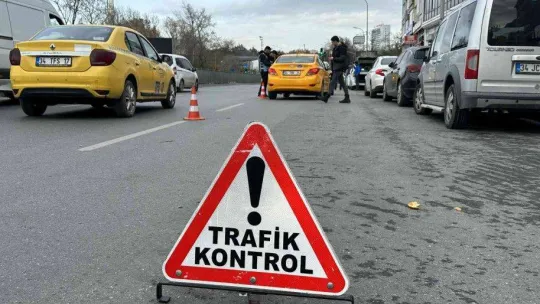 Ceza yiyince sinirlenen taksici gazetecilerin yakınından hızlı geçince bir ceza daha yedi