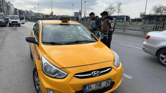 Ceza yiyince sinirlenen taksici gazetecilerin yakınından hızlı geçince bir ceza daha yedi