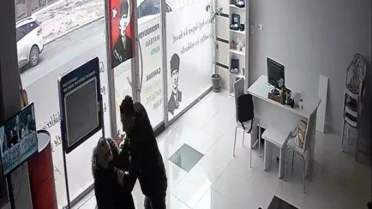 CHP'li yöneticiden gazeteciye yumruklu saldırı kamerada