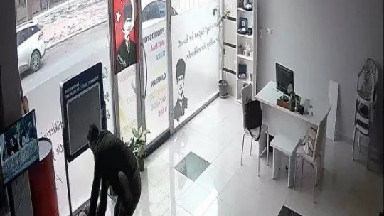 CHP'li yöneticiden gazeteciye yumruklu saldırı kamerada