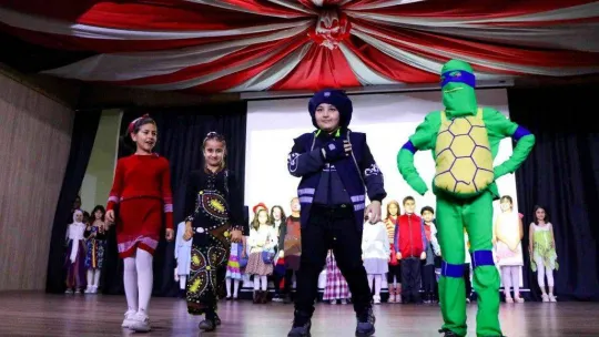 Çiftlikköy'de öğrencilerden sürdürülebilir moda defilesi