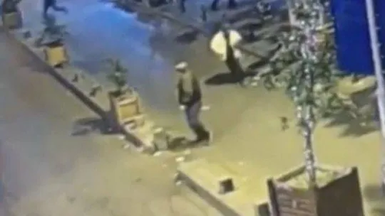 Cihangir'de suikast silahıyla silahlı saldırı kamerada: Oğlunu vurduran adamı vurdu