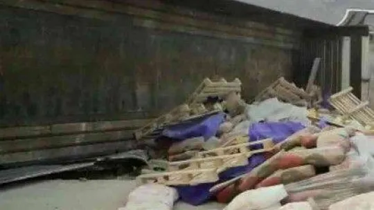 Çimento yüklü TIR devrildi: 1 yaralı