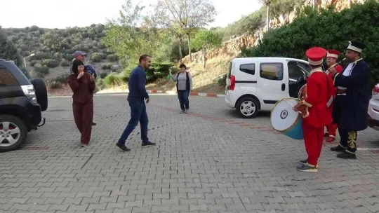 Çinli gelini ve ilk kez gördüğü torununu mehter takımı ile karşıladı