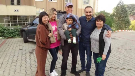 Çinli gelini ve ilk kez gördüğü torununu mehter takımı ile karşıladı