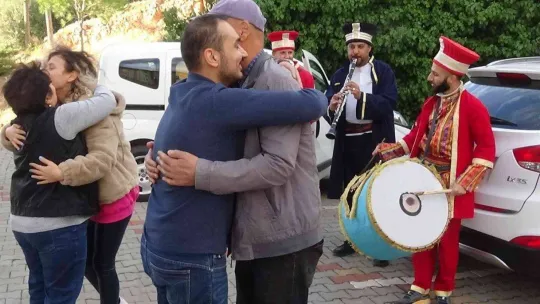 Çinli gelini ve ilk kez gördüğü torununu mehter takımı ile karşıladı