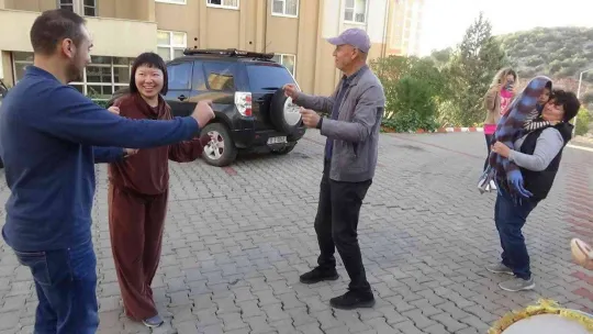 Çinli gelini ve ilk kez gördüğü torununu mehter takımı ile karşıladı