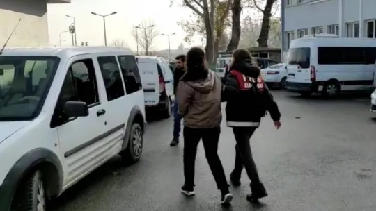 Cinsel ilişki vaadi ile yaşlı erkekleri kandırıp paralarını çalan kadın hırsız tutuklandı