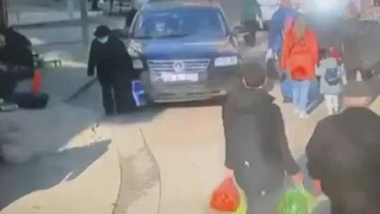 Cipin yaşlı kadına çarparak altına alma anı kameralarda