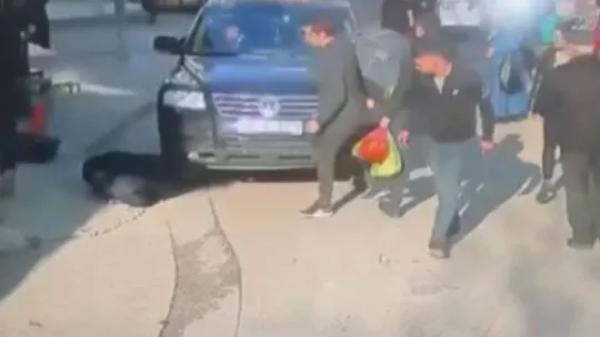 Cipin yaşlı kadına çarparak altına alma anı kameralarda