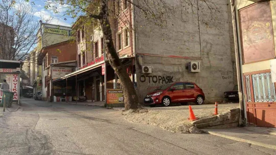 Cipin yaşlı kadına çarparak altına alma anı kameralarda