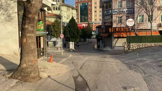 Cipin yaşlı kadına çarparak altına alma anı kameralarda