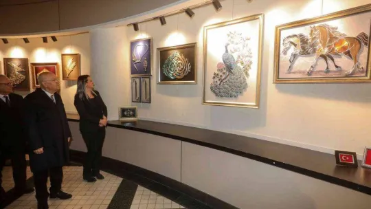 Çivilerle tellerin buluştuğu sergi göz kamaştırdı