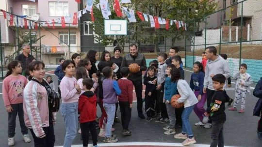 Çocuk parkları birer birer yenileniyor