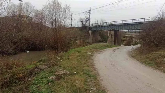 Çocukken yüzdükleri derede şimdi çöpler yüzüyor