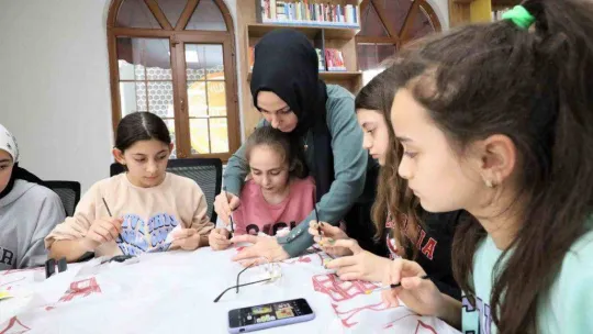 Çocuklar atölyelerde hem eğleniyor hem öğreniyor