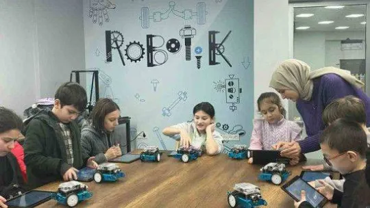 Çocuklar atölyelerde hem eğleniyor hem öğreniyor